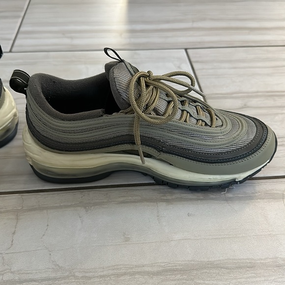 Nike Air Max in sage green - Picture 2 of 3